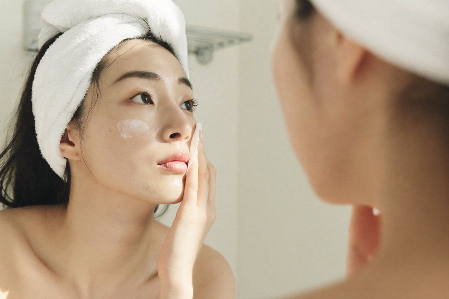化粧水をコットンでなじませる女性